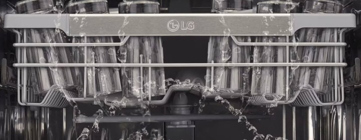 LG trauku mazgājamās mašīnas iekšpuse ar plauktiem un trauku ievietošanas vietu	