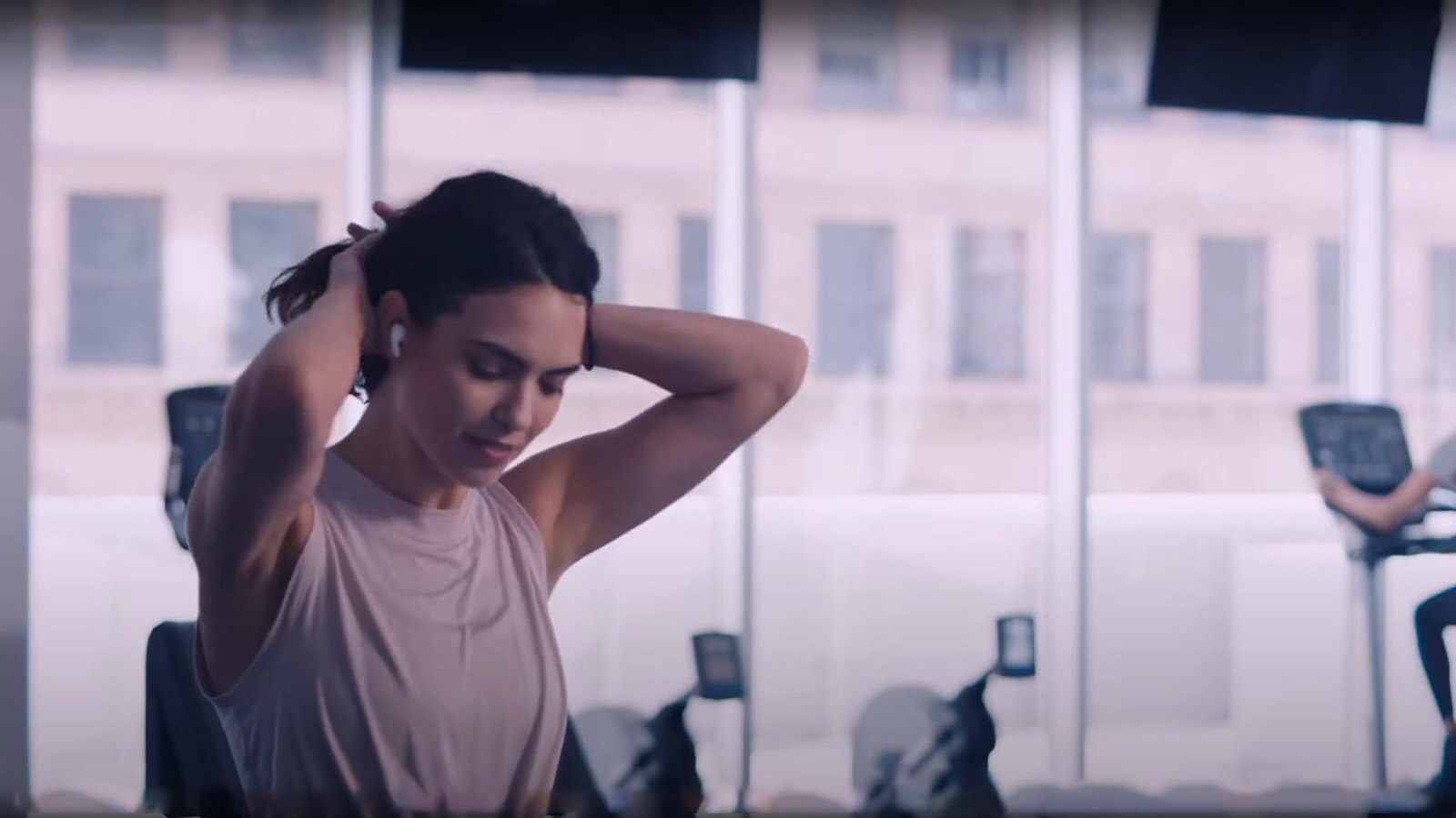 Video demonstrē, kā Plug & Wireless funkcija ļauj lidmašīnā ērti izmantot bezvadu skaņu ar sēdeklī iestrādāto displeju.