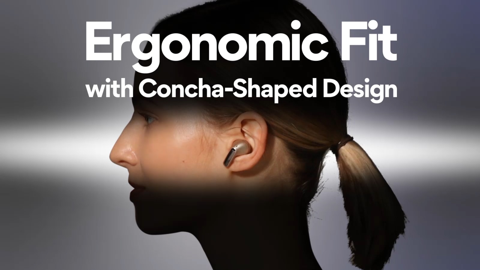 Video secīgi tiek attēlotas ausīs ieliktas konkurentu neērtās austiņas un pēc tam pārslēdzās uz TONE Free austiņām.