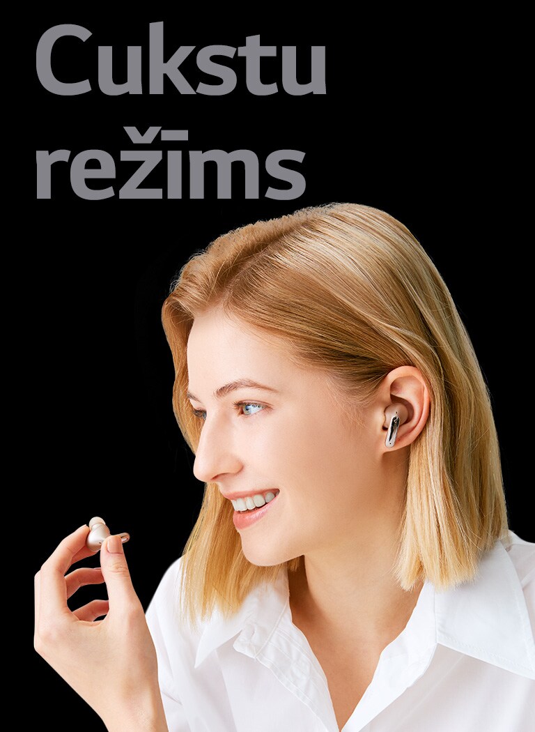 Attēlā redzama sieviete, kas rokā tur austiņas un izmanto tās kā mikrofonu zvana veikšanai.