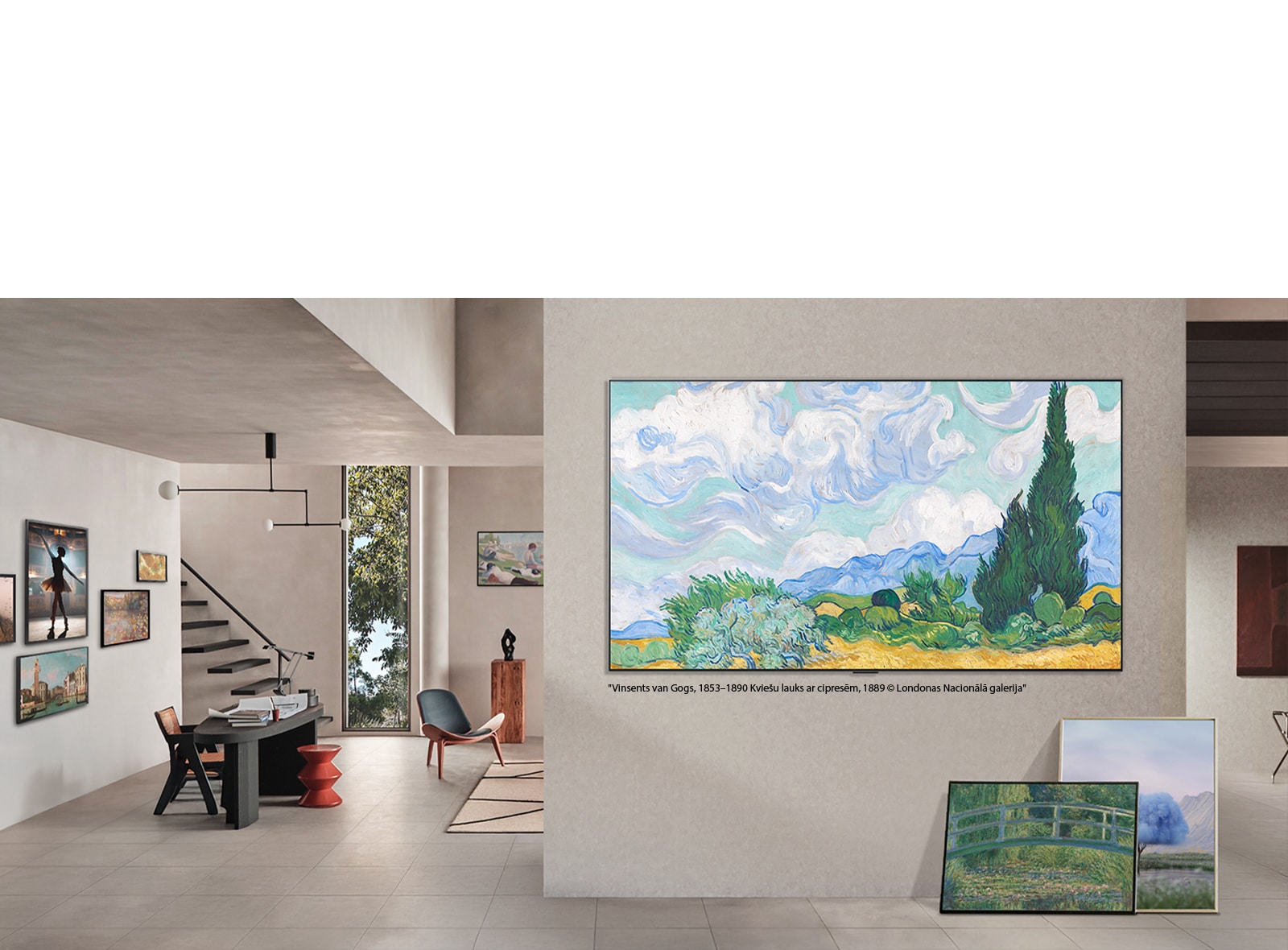 LG QNED evo AI QNED80 Mini LED ar LG Gallery+ Diverse Art Content rāda mākslas darbus pie sienas stiprinātā ekrānā galerijai līdzīgā dzīvojamā telpā, blakus atrodas audekla un ierāmēti mākslas darbi.