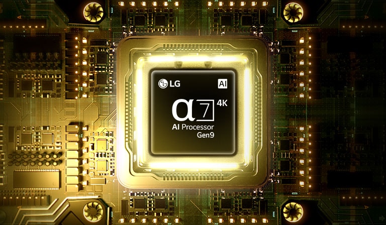 LG QNED evo AI QNED80 Mini LED alpha 7 AI procesors 4K Gen9 mirdz dzeltenas shēmas plates centrā, uzsverot gudrāku un jaudīgāku mākslīgā intelekta apstrādi, kas uzlabo 4K attēla skaidrību ar uzlabotu kontrastu un dziļumu.
