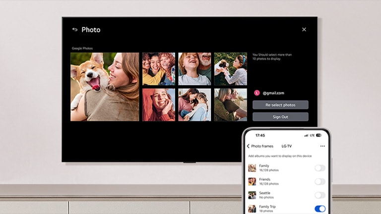 LG QNED evo AI QNED80 Mini LED rāda Google Photos režģi ar ģimenes momentuzņēmumiem, kamēr tālrunī redzams albumu saraksts ar ieslēgtu Family Trip albuma pārslēgu. 