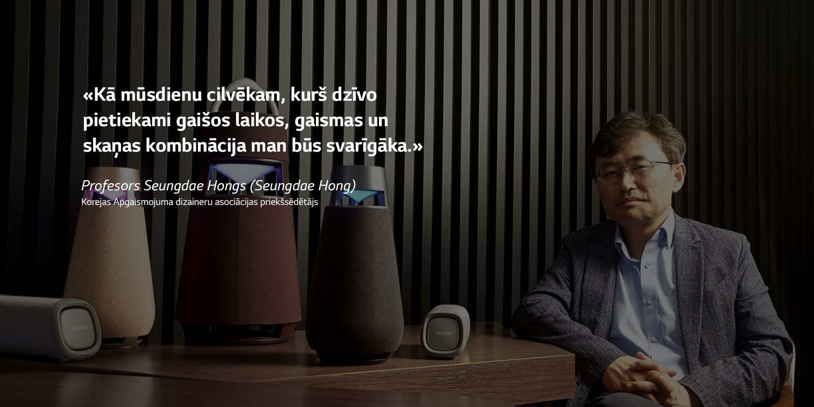 Korejas Apgaismojuma dizaineru asociācijas priekšsēdētāja profesora Seungdae Honga attēls, kurā redzama uz galda novietota XBOOM Family ierīce