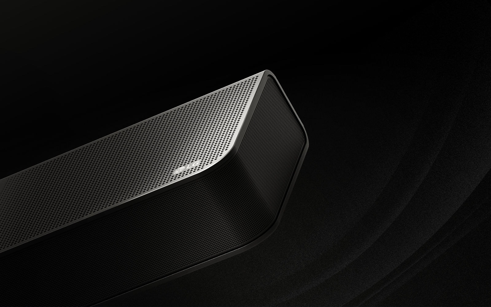 LG Soundbar uz melna fona paver dizainu no augšas, virzoties uz stūri. Balti pilieni tiek projicēti no Soundbar centra un galiem kā ūdenskritums, norādot uz skaņu, kas vērsta uz augšu.