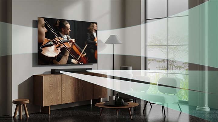 Tiek rādīts vijoles koncerts pie sienas piestiprinātā LG TV. No LG TV un LG Soundbar S20A vienlaikus redzams virtuāls skaņas efekts, parādot, kā tiek radīts WOW Orchestra.