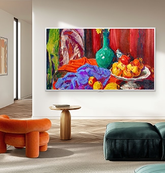 LG Gallery TV AI with frame LX7 ART TV galerijas dizainā piestiprināts pie sienas modernā viesistabā, attēlojot spilgtu klusās dabas gleznu, kas harmoniski iekļaujas interjerā ar mūsdienīgiem mēbelēm.