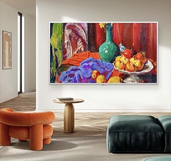 LG Gallery TV AI with frame LX7 ART TV galerijas dizainā piestiprināts pie sienas modernā viesistabā, attēlojot spilgtu klusās dabas gleznu, kas harmoniski iekļaujas interjerā ar mūsdienīgiem mēbelēm.