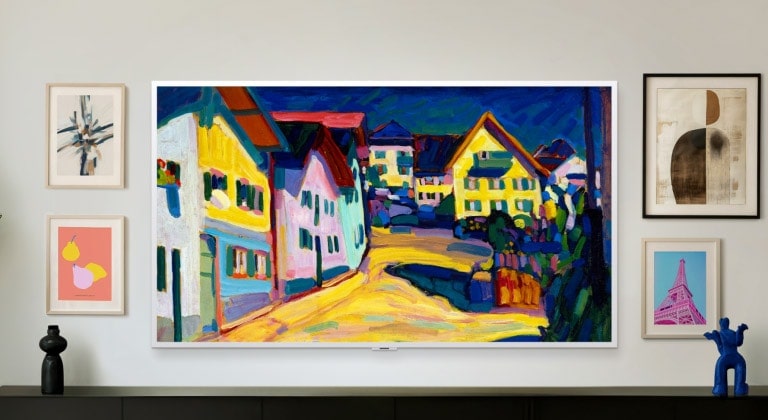 LG Gallery TV AI with frame LX7 ART TV redzams trīs dažādās istabās, katrā piestiprināts pie sienas, demonstrējot atšķirīgus mākslas darbus dažādos interjera stilos un pārvēršot telpas par personalizētām galerijām.