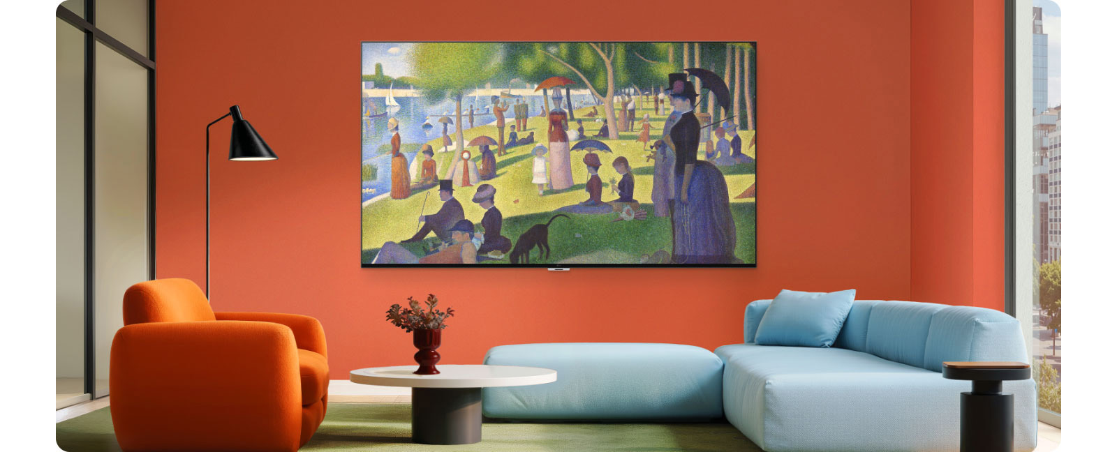 LG Gallery TV AI with frame LX7 ART TV ar galerijas dizainu un pievienojamo rāmi Attachable Frame pāriet no sarkanas sienas ar Warm Walnut rāmi uz baltu sienu ar Snow White rāmi, parādot, kā tas efektīvi iekļaujas jebkura istabas stilā.