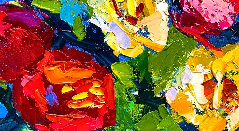 LG Gallery TV AI with frame LX7 ART TV ar Dynamic QNED Color tehnoloģiju attēlo bagātīgi teksturētas gleznas tuvplānu, kurā pastiprināti sarkanie, dzeltenie un zaļie toņi demonstrē dzīvīgu krāsu izteiksmi un dzīvīgas detaļas ekrānā.
