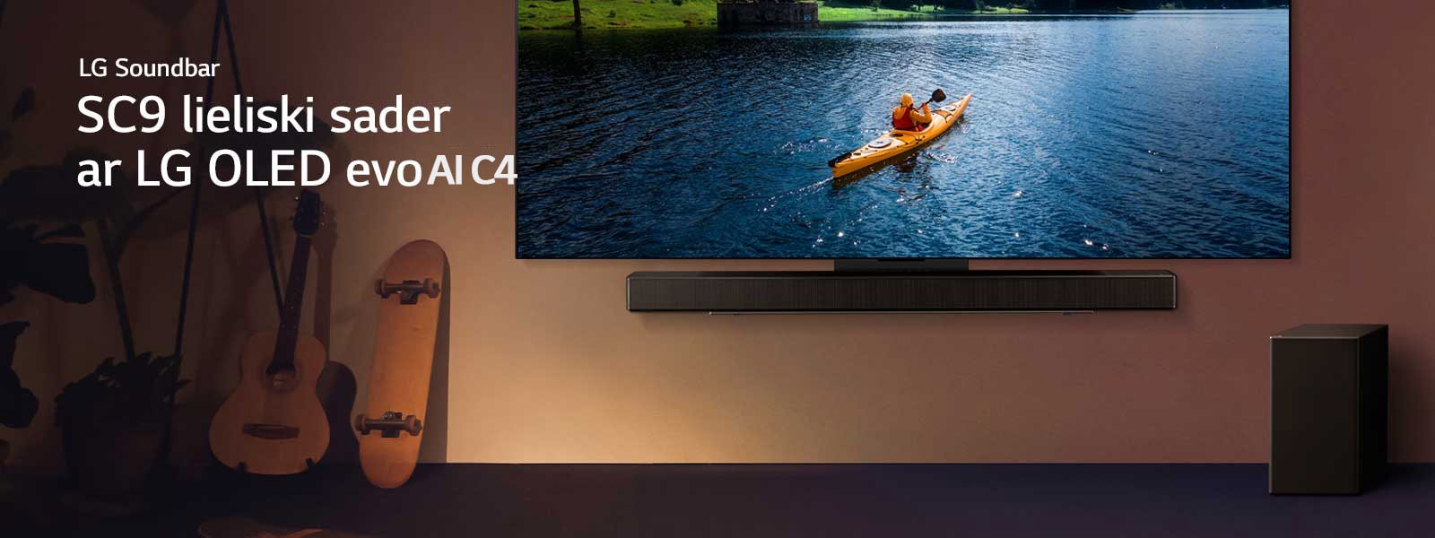LG TV un Soundbar uzstādīts pie sienas un zemfrekvences skaļrunis uz grīdas pa labi. TV ir redzams cilvēks kajakā uz ezera, un maigas ēnas plūst pāri sienai.