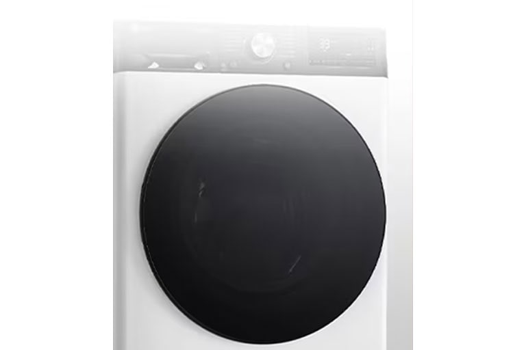 Tuvplānā redzams palielināts veļas mazgājamās mašīnas panelis, lai displejs būtu skaidri redzams.