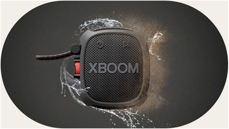 LG XBOOM Go XG2 ir novietoti bezgalīgā telpā. Viens norāda uz ūdensizturību, otrs norāda uz aizsardzību pret putekļiem.