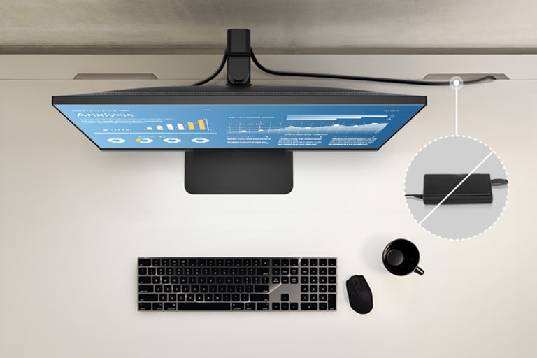 Augšējais skats, kas parāda tīru darbstacijas izkārtojumu, nodrošinot iebūvētu barošanas avotu.