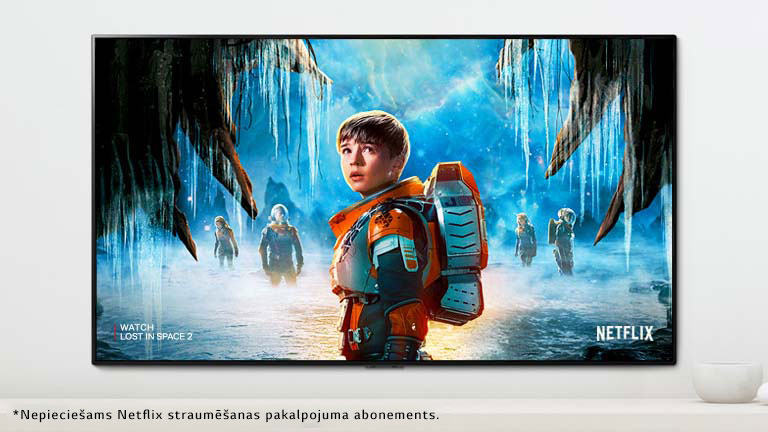 Televizora ekrānā redzama aina no seriāla “Lost in Space 2”, kurās galvenajiem varoņiem ir sasprings skatiens