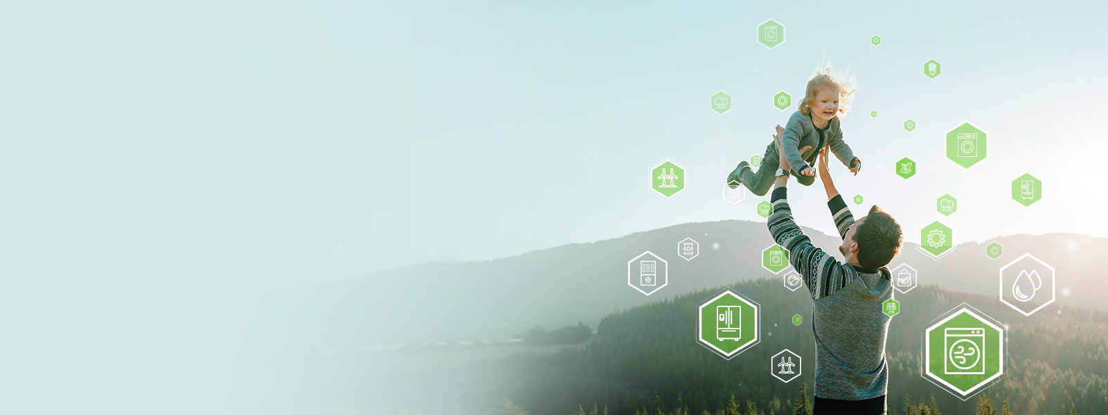 Uz fona, kurā var redzēt kalnus un debesis, tēvs tur rokās smaidošu bērnu, un ap viņiem peld enerģijas ikonas.