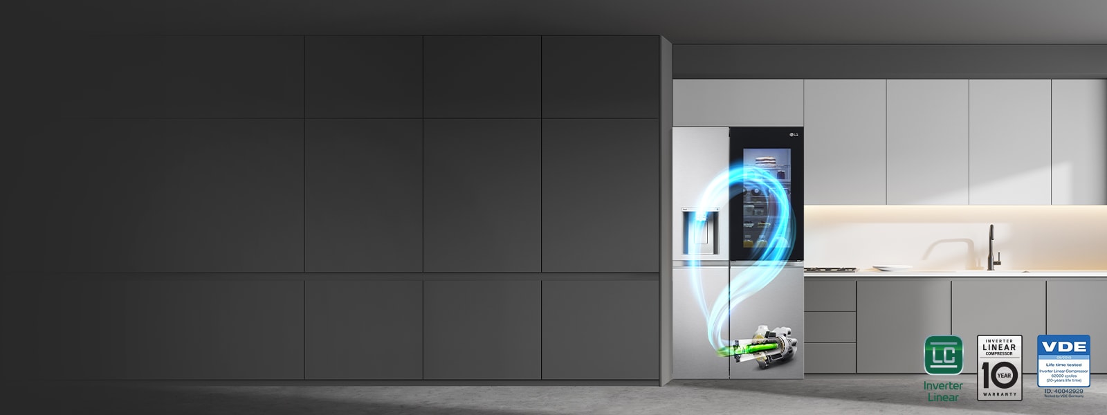 Pelēkajā virtuvē atrodas ledusskapis, kurā ir redzama kompresora plūsma