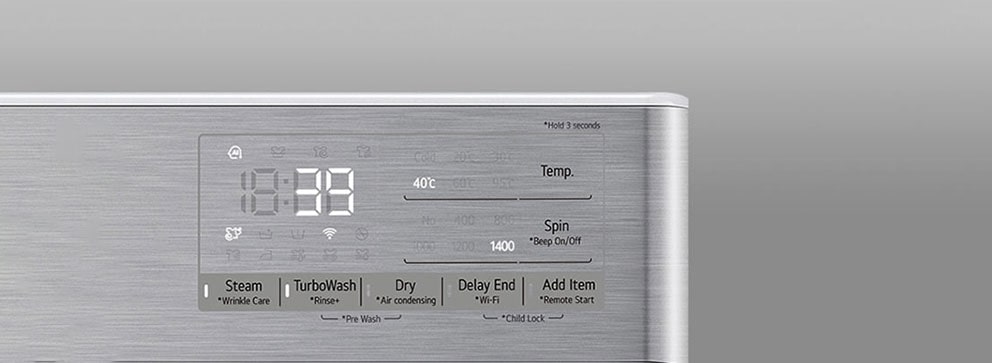 Tuvplānā redzams palielināts veļas mazgājamās mašīnas panelis, lai displejs būtu skaidri redzams.