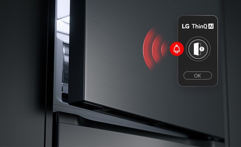 LG ledusskapis ar saldējamo kameru apakšā – augšējās durvis ir nedaudz pavērtas, ar grafisku sarkanu viļņu attēlu, kurā ir redzama atvērtu durvju ikona un brīdinājuma ikona