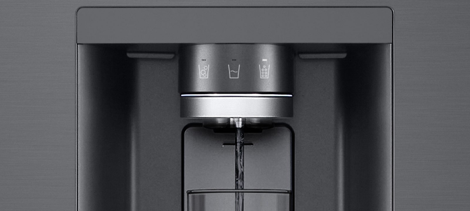 Sākas video, kas pietuvināts uz ūdens padeves ierīces. Ledusskapja ārpuse kļūst skaidra, un tagad ir redzams durvju iekšpuse un dozatora uzgaļa mehāniskās daļas. Video tiek pietuvināts vēl vairāk, lai parādītu ūdens pilienus, kad tie krīt caur sprauslas UVnano daļu, kas samazina baktēriju skaitu. Skats tiek tālināts, lai atkal redzētu ledusskapja ārpusi, kad glāzē tiek izvadīts ūdens.