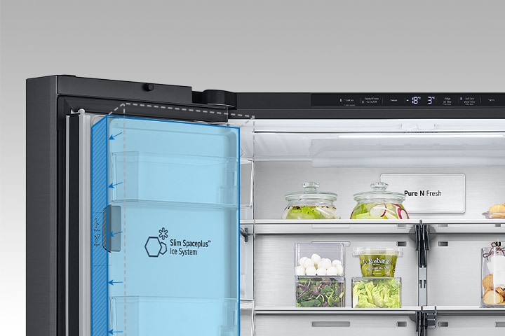 Plaukta diagonālais skats ar metāla paneļiem ledusskapja iekšpusē.