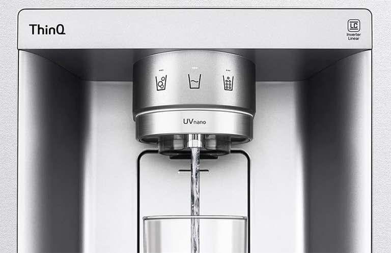 Sākas video, kas pietuvināts uz ūdens padeves ierīces. Ledusskapja ārpuse kļūst skaidra, un tagad ir redzams durvju iekšpuse un dozatora uzgaļa mehāniskās daļas. Video tiek pietuvināts vēl vairāk, lai parādītu ūdens pilienus, kad tie krīt caur sprauslas UVnano daļu, kas samazina baktēriju skaitu. Skats tiek tālināts, lai atkal redzētu ledusskapja ārpusi, kad glāzē tiek izvadīts ūdens.