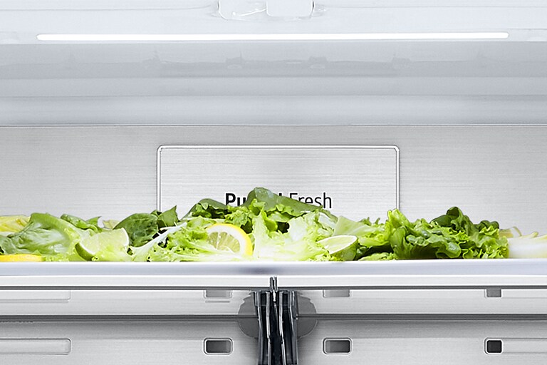 Ledusskapja iekšpusē ir zilā krāsā izcelts plāns iekštelpu ledus automāts, un ledusskapis ir pilns ar sastāvdaļām