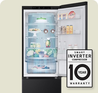Ar svaigu pārtiku pildīts ledusskapis ar atvērtām durvīm un 10 gadu garantijas Smart Inverter Compressor marķējumu.
