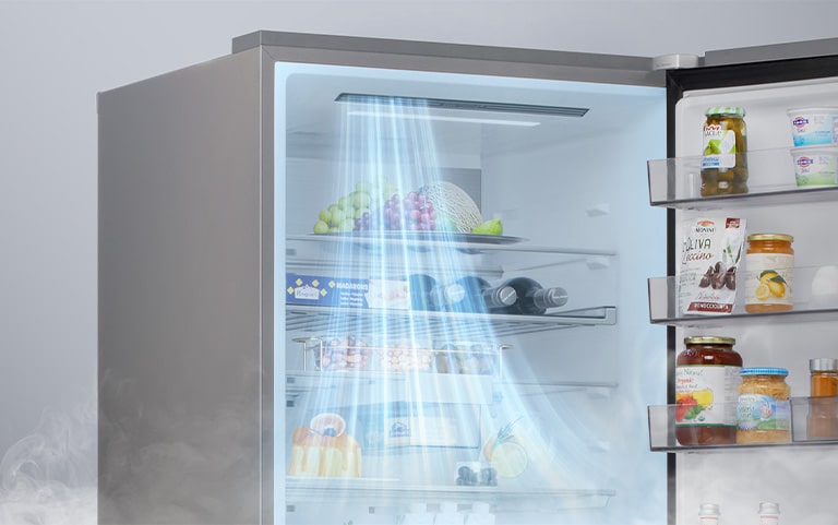 LG ledusskapis ar saldējamo kameru apakšā (GBBS726AEV) – atvērts, ar gaišzilu gaisa plūsmu no kreisās ventilācijas atveres uz durvju nodalījumiem, kuros glabājas augļi, pudeles un konteineri.	