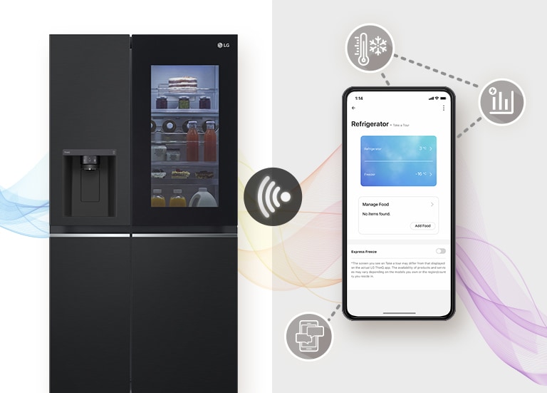 Tālu pie galda ērti sēž sieviete un dara savu darbu. Uz galda ir AI skaļrunis. Atstājot viņu aiz muguras, parādās sienas un InstaView ledusskapis.