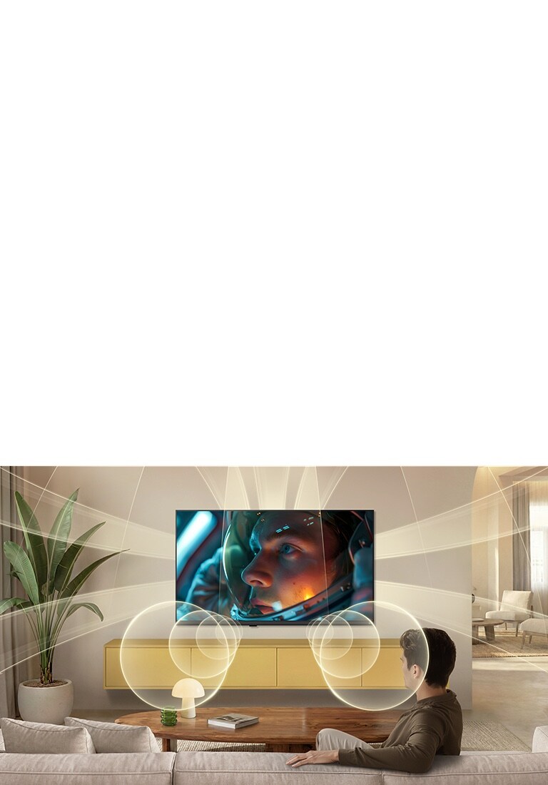 LG viedtelevizors AI LB65 FHD televizors ar virtuālo 9.1.2 kanālu skaņu, ko nodrošina AI Sound, piepilda modernu dzīvojamo telpu, kamēr ekrānā tiek atskaņota astronautu filmas aina, apņemot telpu ar daudzvirzienu skaņu, radot dziļi ieskaujošu pieredzi.