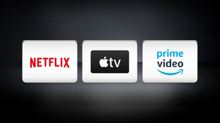 Uz melna fona horizontāli izkārtots Netflix logotips, Apple TV logotips un Amazon Prime Video logotips.