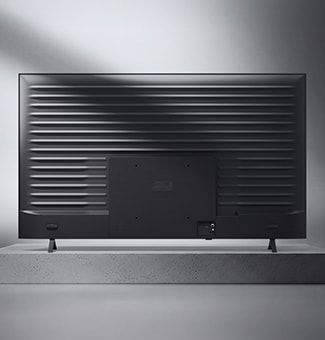 LG NANO 4K UHD AI NU85 ar lineārās plūsmas dizainu parādīts no vairākiem leņķiem: augšā redzams aizmugurējais panelis, apakšā pa kreisi redzama pie sienas uzstādīta risinājuma aina viesistabā, bet apakšā pa labi redzams tuvplāns ar rievoto metāla aizmuguri.
