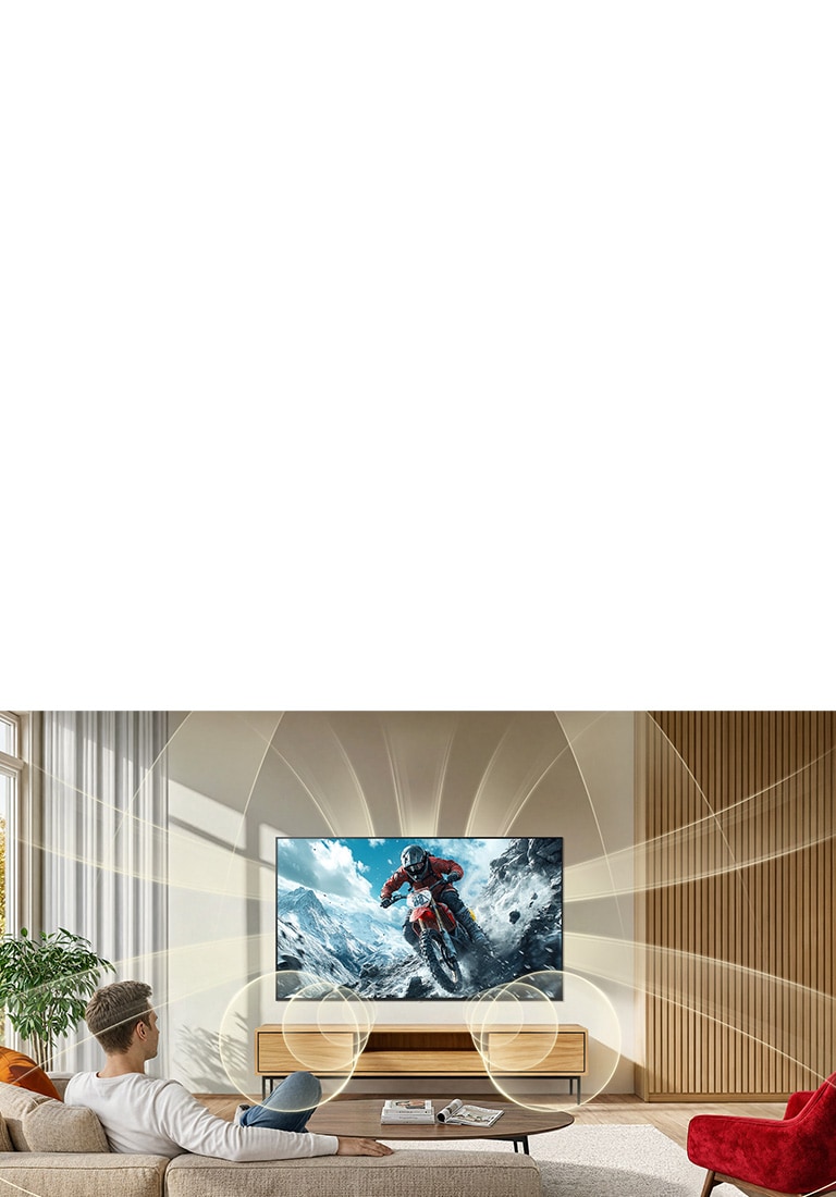 LG NANO 4K UHD AI NU85 ar Virtual 9.1.2 Ch piepilda istabu, kamēr ekrānā tiek rādīta intensīva motocikla braukšanas ārpusceļa aina, apņemot telpu ar iespaidīgu, daudzvirzienu skaņu.