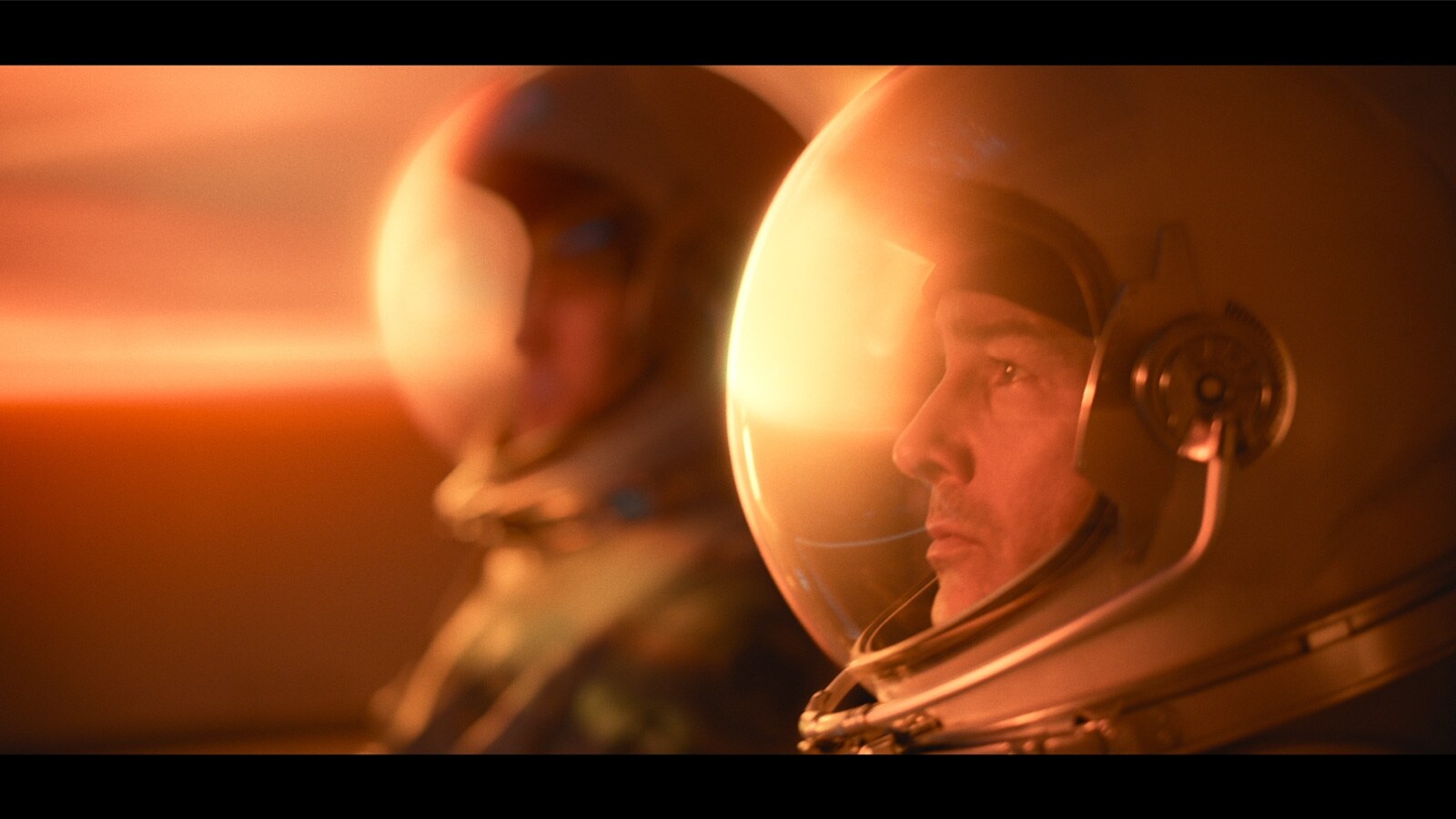 Vīrietis kinoteātra apstākļos skatās Netflix filmu Midnight Sky. Redzams arī sauklis “Esiet varonis”.