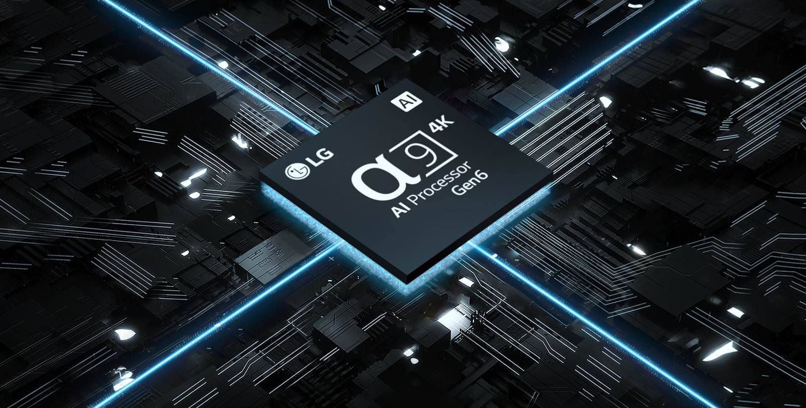 Prikazan je videoposnetek procesorja α9 AI Processor 4K Gen6, postavljenega ob vezje. Plošča je osvetljena in čip oddaja modre luči, ki odražajo moč procesorja.