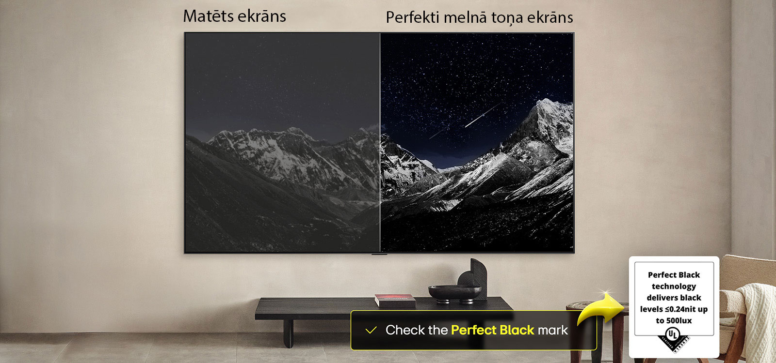 Dzīvojamā istaba ar pie sienas piestiprinātu LG OLED TV. TV ir redzama kalnu grēda pret tumšām vakara debesīm, kas pilnas ar zvaigznēm. Šis kadrs ir sadalīts uz pusēm. Vienā pusē ir redzama blāvāka, pelēkāka ainavas versija ar apzīmējumu “Neskaidri melns”. Otrā pusē ir patīkamāks attēls ar lielāku melno un balto toņu dinamisko diapazonu. Tas ir apzīmēts ar “Perfect Black” (“Izcili melns”). Redzams arī logotipa sertifikāts, Perfect Black tehnoloģija nodrošina melnās krāsas līmeni, kas ir mazāks vai vienāds ar 0,24 nitiem līdz 500 luksiem. Teksta burbulis tā sānos norāda “Check the Perfect Black” (“Iepazīstiet izcili melno”) sertifikācijas marķējumu. 