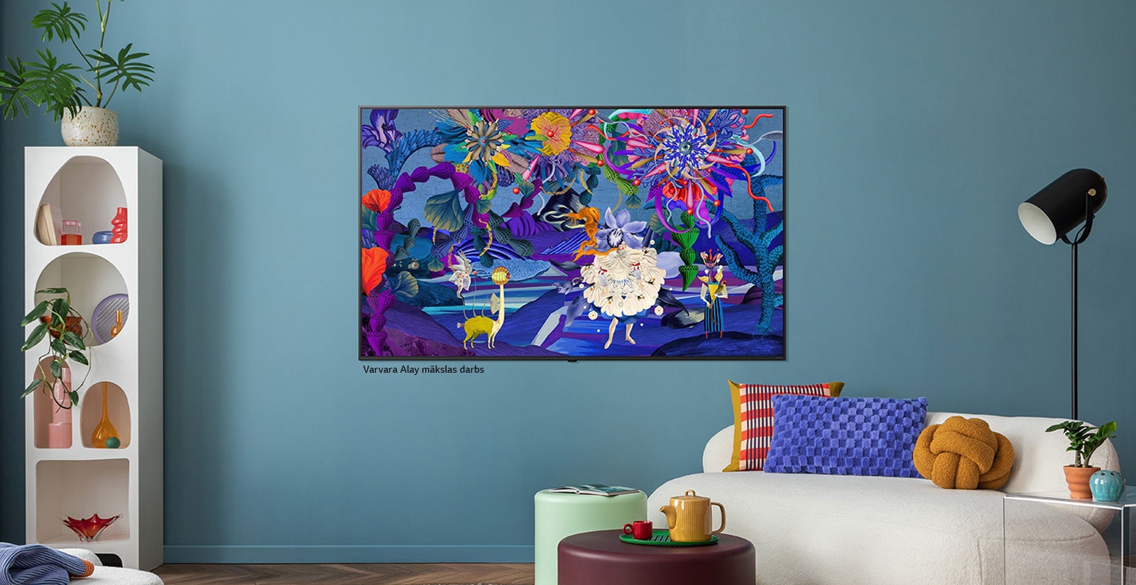Moderna un krāsaina mājokļa interjers. Pie sienas piestiprināts LG TV. Uz tā ekrāna ir krāsains moderns mākslas darbs. TV ilustrācija piešķir personību kopējam telpas interjera dizainam.