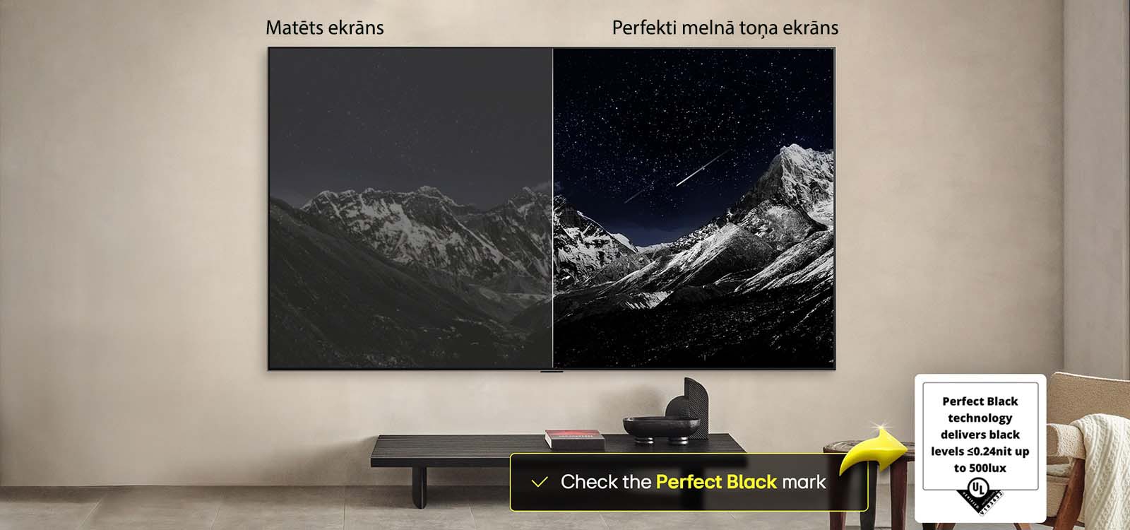 Dzīvojamā istaba ar pie sienas piestiprinātu LG OLED TV. TV ir redzama kalnu grēda pret tumšām vakara debesīm, kas pilnas ar zvaigznēm. Šis kadrs ir sadalīts uz pusēm. Vienā pusē ir redzama blāvāka, pelēkāka ainavas versija ar apzīmējumu “Neskaidri melns”. Otrā pusē ir patīkamāks attēls ar lielāku melno un balto toņu dinamisko diapazonu. Tas ir apzīmēts ar “Perfect Black” (“Izcili melns”). Redzams arī logotipa sertifikāts, Perfect Black tehnoloģija nodrošina melnās krāsas līmeni, kas ir mazāks vai vienāds ar 0,24 nitiem līdz 500 luksiem. Teksta burbulis tā sānos norāda “Check the Perfect Black” (“Iepazīstiet izcili melno”) sertifikācijas marķējumu. 