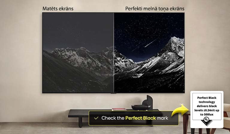 Dzīvojamā istaba ar pie sienas piestiprinātu LG OLED TV. TV ir redzama kalnu grēda pret tumšām vakara debesīm, kas pilnas ar zvaigznēm. Šis kadrs ir sadalīts uz pusēm. Vienā pusē ir redzama blāvāka, pelēkāka ainavas versija ar apzīmējumu “Neskaidri melns”. Otrā pusē ir patīkamāks attēls ar lielāku melno un balto toņu dinamisko diapazonu. Tas ir apzīmēts ar “Perfect Black” (“Izcili melns”). Redzams arī logotipa sertifikāts, Perfect Black tehnoloģija nodrošina melnās krāsas līmeni, kas ir mazāks vai vienāds ar 0,24 nitiem līdz 500 luksiem. Teksta burbulis tā sānos norāda “Check the Perfect Black” (“Iepazīstiet izcili melno”) sertifikācijas marķējumu. 