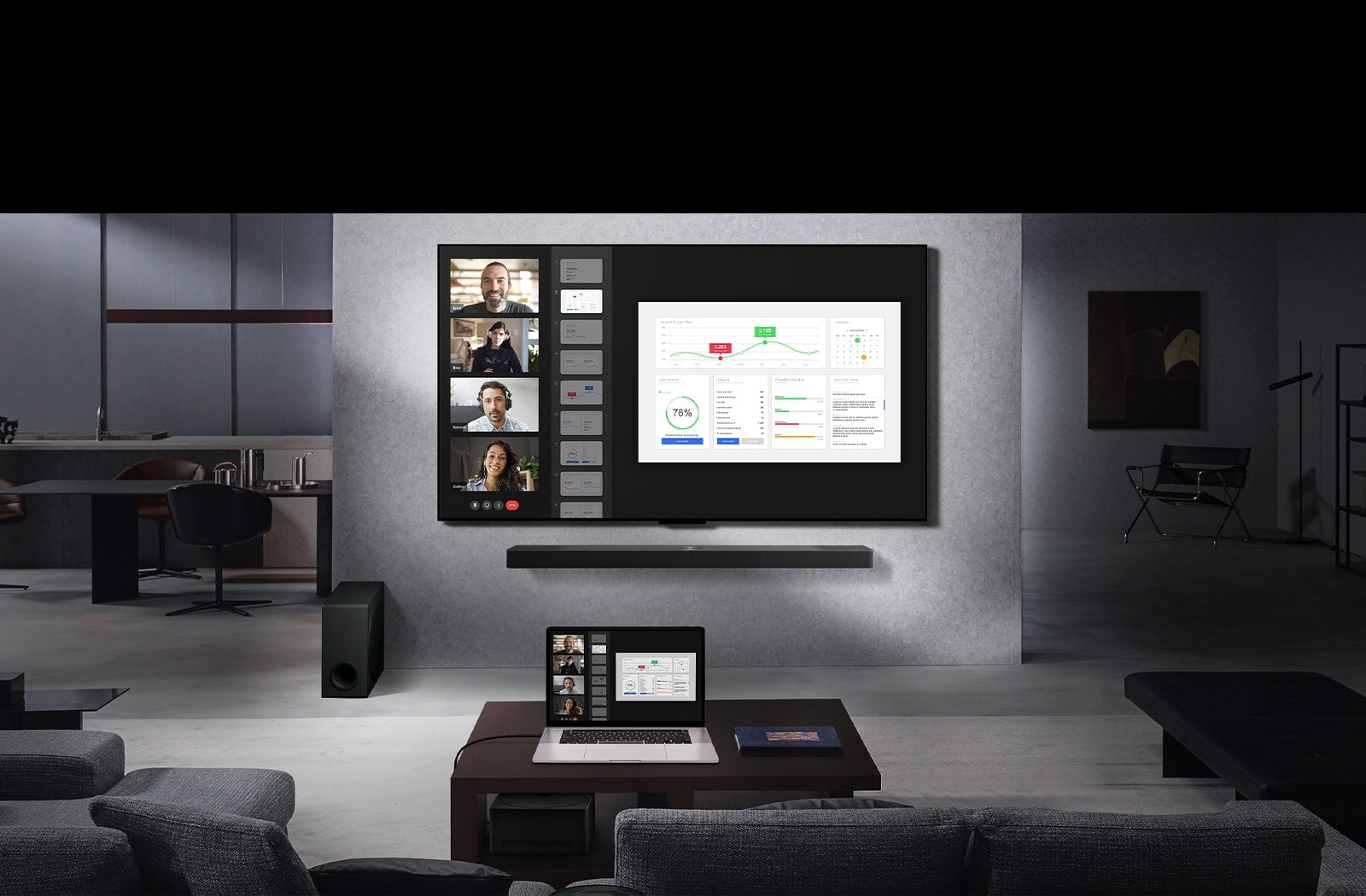 Dzīvojamā istaba ar skatu no dīvāna, pret pie sienas piestiprinātu LG True Wireless TV un LG Soundbar. Uz kafijas galdiņa novietots klēpjdators, kas savienots ar Zero Connect Box, kuru gandrīz nevar saskatīt zem galdiņa. Klēpjdatora ekrāns, kurā notiek tiešraides video zvans, spoguļots TV ekrānā. Visa telpa ir kārtīga un bez jucekļa.