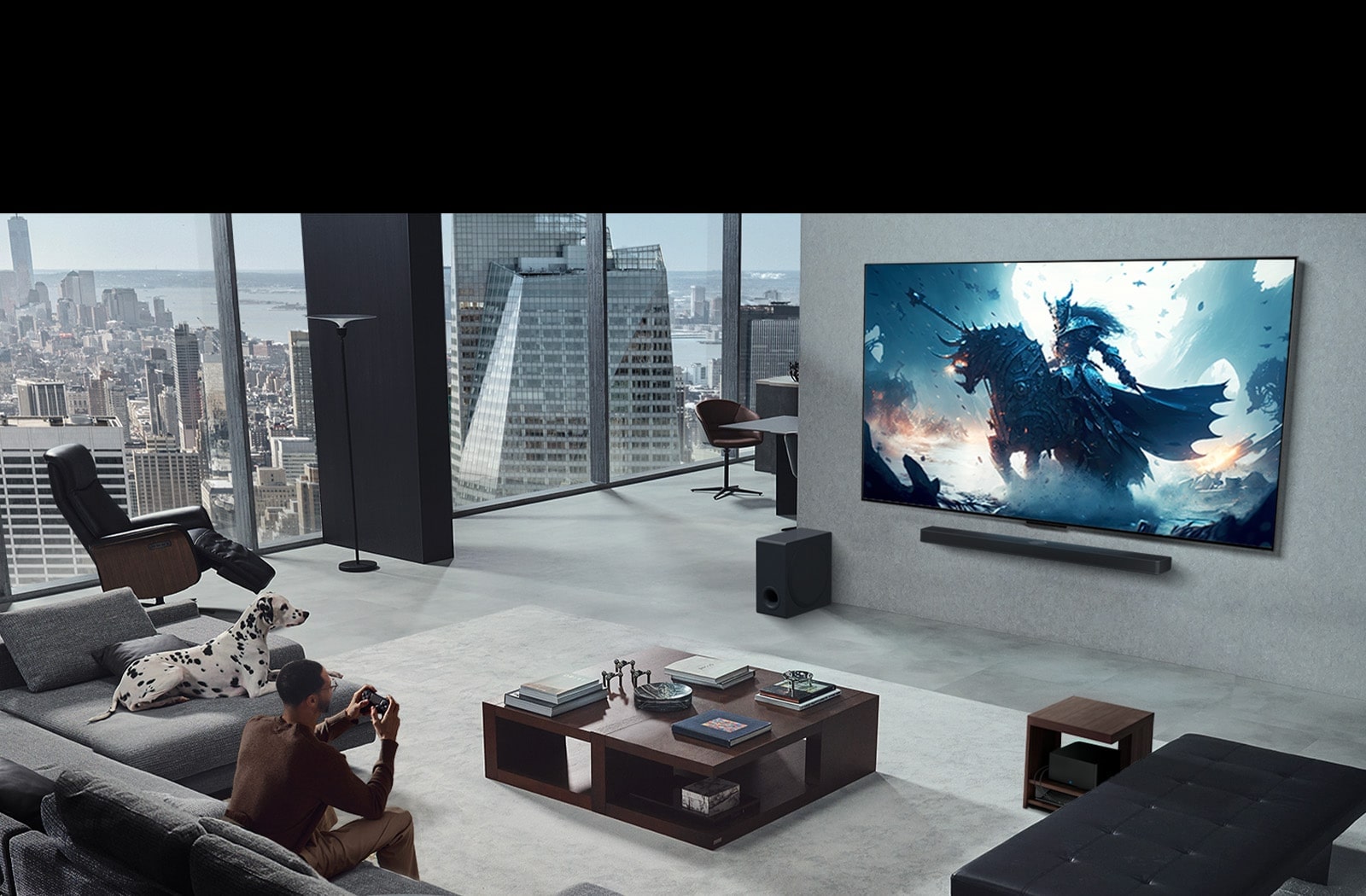 Elutoas olev inimene mängib videomängu seinale kinnitatud LG True Wireless TV teleris ja LG Soundbaris. Tema käes on juhtpult, aga mängukonsool ei ole kohe nähtav. Samuti ei ole näha ühtegi juhet. Zero Connect Box on paigutatud külglaua alla ja on vaevalt nähtav. 