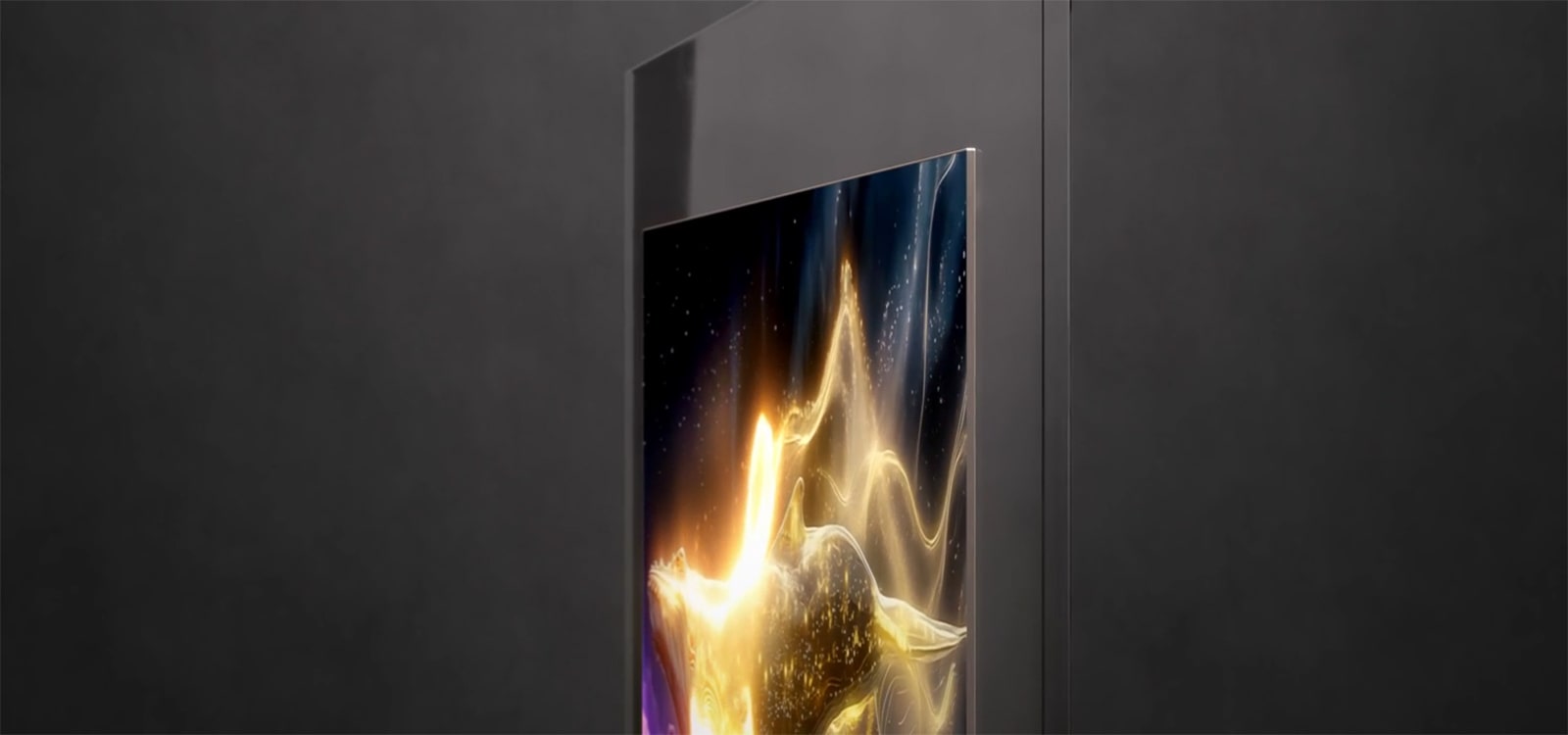 LG OLED evo AI W6 Wallpaper TV ar īpaši plānu korpusu, kas nevainojami integrēts elegantā stikla panelī, ekrānā rāda spilgtu zelta krāsas abstrakta vaļa attēlu.