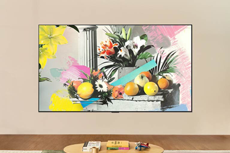 LG OLED evo AI W6 Wallpaper TV ir uzstādīts pie sienas gaišā telpā, Galerijas režīmā rādot krāsainu ziedu un augļu mākslas darbu, kamēr spilgtuma kontrole pielāgojas optimālai skatīšanās pieredzei jebkurā apgaismojumā.