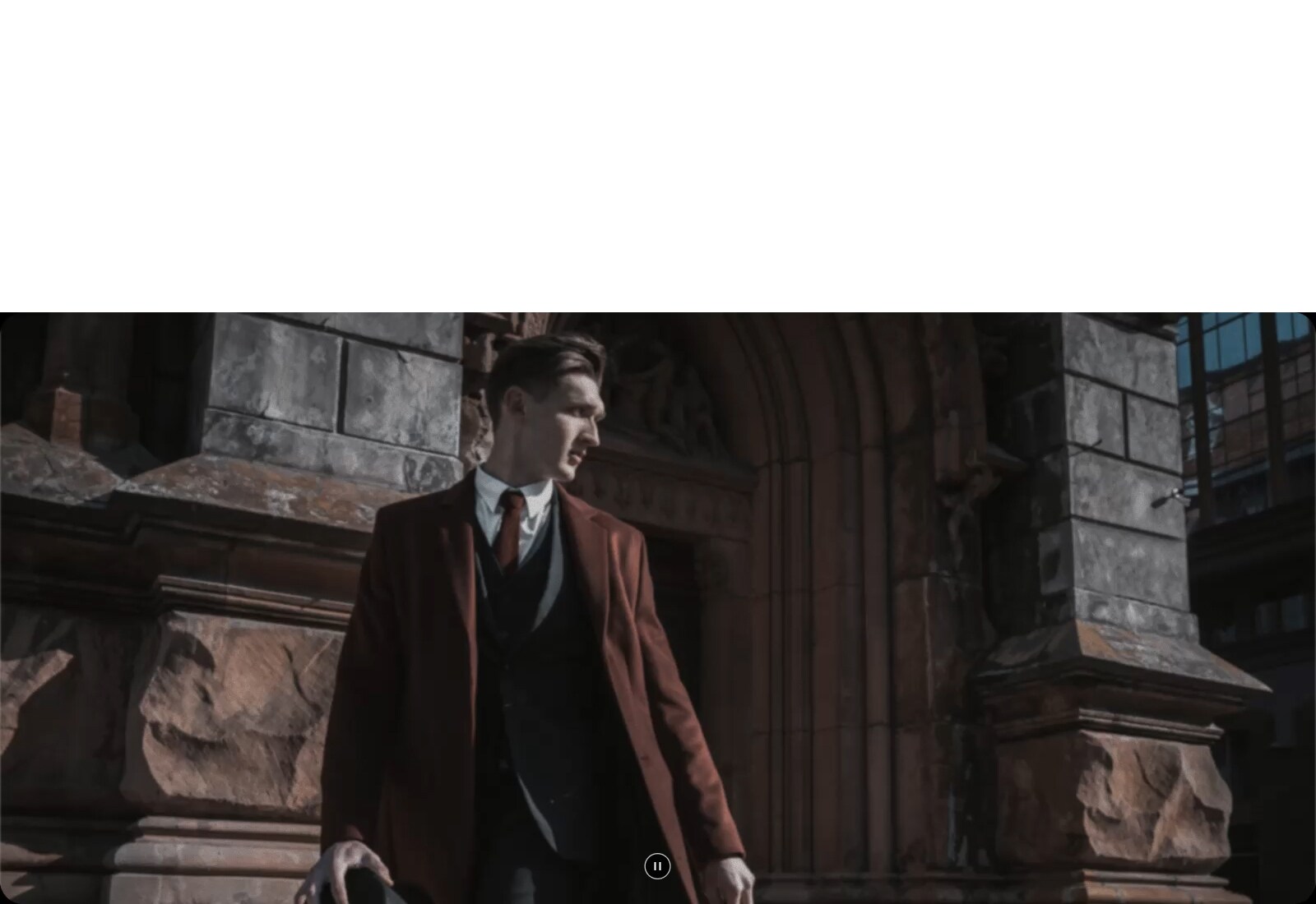 LG OLED evo AI W6 Wallpaper TV ar AI Picture Pro rāda vīrieti oficiālā apģērbā blakus arku akmens arhitektūrai, alpha 11 AI procesors uzlabo attēlu līdz 4K, tādējādi uzlabojot tekstūru, dziļumu un kontrastu visā ainā.
