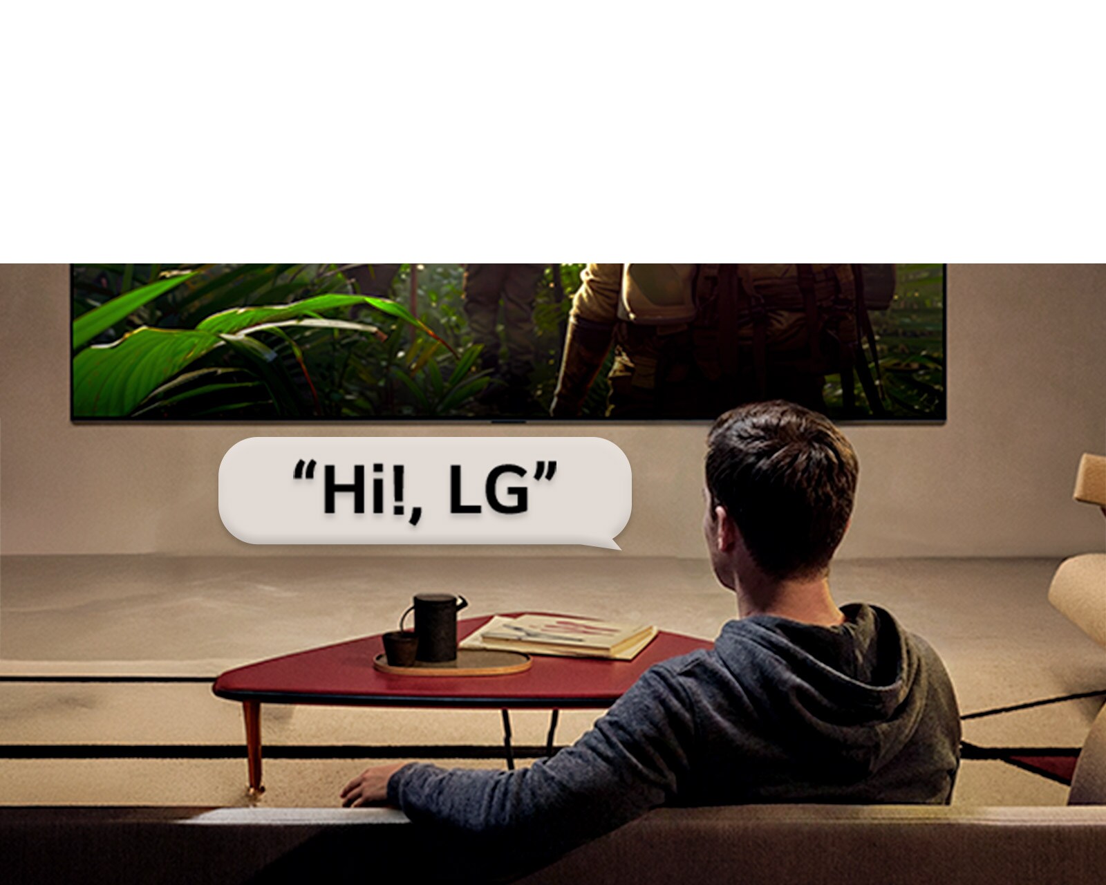 LG OLED evo AI W6 Wallpaper TV ar tālās zonas balss atpazīšanu tiek aktivizēts ar balss komandu, kad istabā sēdoša persona saka „Hi, LG" TV virzienā, norādot uz brīvroku balss mijiedarbību TV saskarnē.