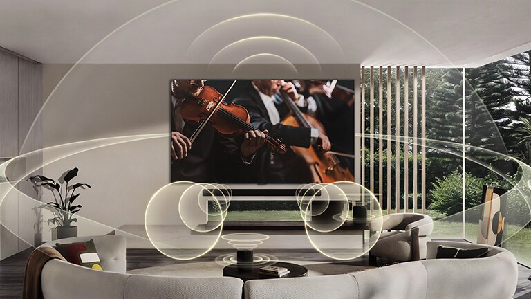 LG OLED evo AI W6 Wallpaper TV ar WOW Orchestra rāda koncerta ainu ar Soundbar zem ekrāna, savukārt grafiski attēloti skaņas viļņi izplatās pa viesistabas telpu, nododot sinhronizētu telpisko skaņu.