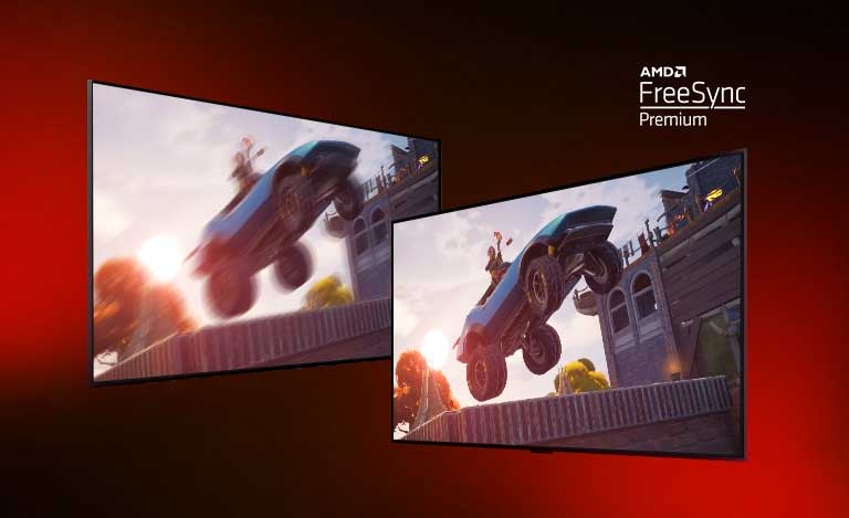 Redzami divi televizori — kreisajā attēlota spēles FORTNITE aina ar sacīkšu automašīnu. Labajā arī redzama tā pati spēles aina, bet gaišākā un skaidrākā attēlā. Labajā augšējā stūrī redzams AMD FreeSync Premium logotips.  
