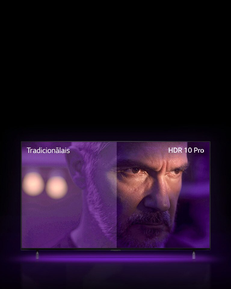 Vīrietis veras ārā un izskatās dusmīgs. Attēls ir sadalīts divās daļās. Attēla kreisā puse izskatās blāva un ar ne tik košām krāsām, savukārt attēla labā puse ir košāka ar vairāk krāsām. Kreisajā augšējā stūrī redzams uzraksts «Tradicionālais», bet labajā augšējā stūrī redzams uzraksts «HDR 10 PRO». 